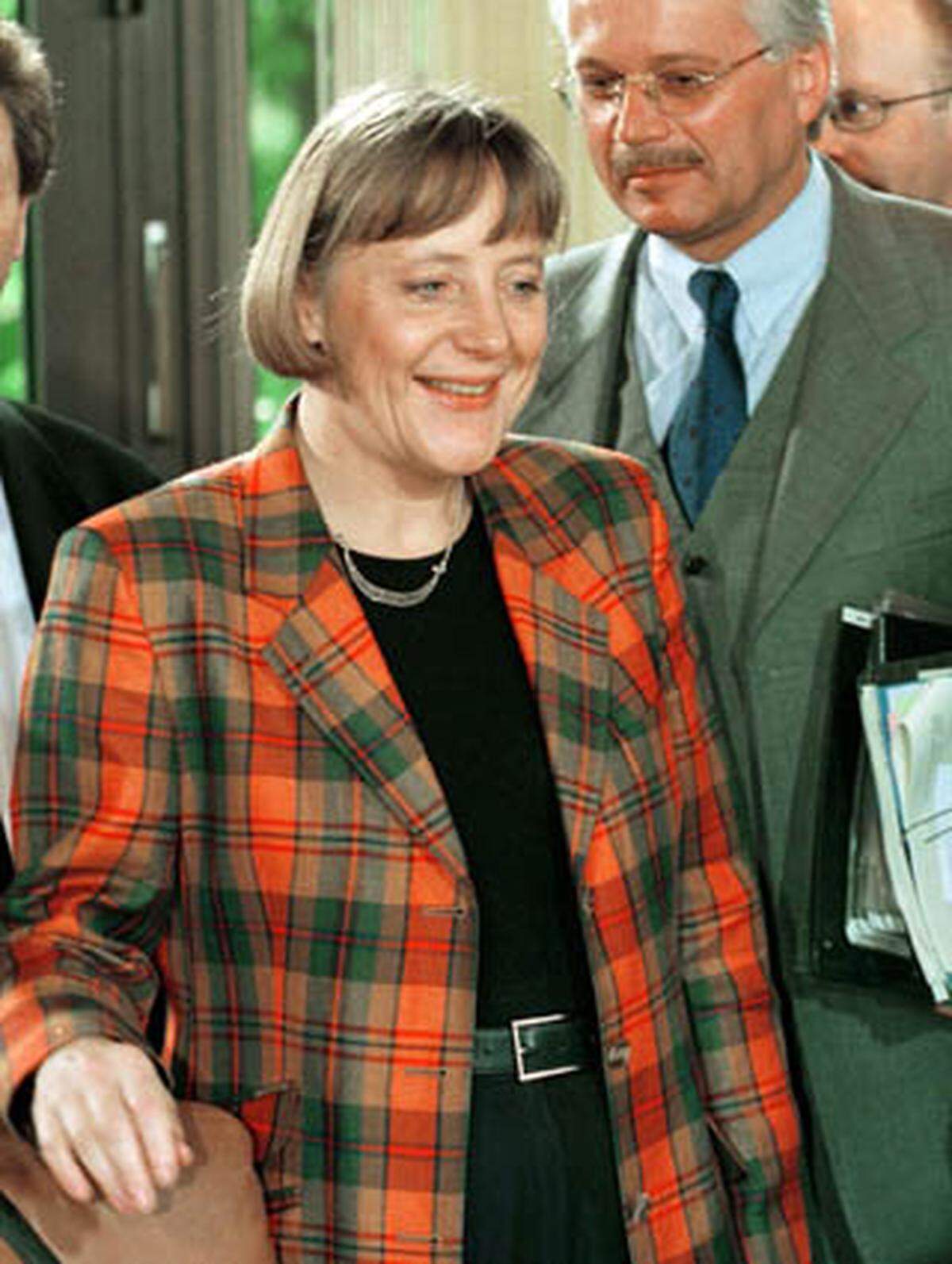 Auch die deutsche Kanzlerin Angela Merkel griff früher gern einmal zu tief in den Farb- und Mustertopf. Dank kundiger Stilberater lobt die Öffentlichkeit heutzutage aber ihren schlicht-eleganten Look.