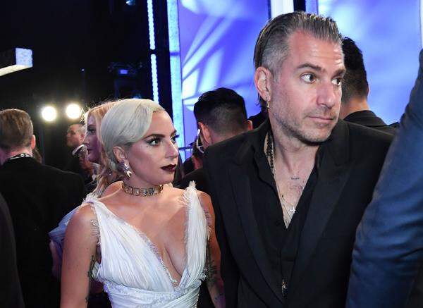Aufmerksamen Beobachtern war aufgefallen, dass die 32-Jährige bei der Grammy-Verleihung am 10. Februar nicht ihren Verlobungsring trug. Die Trennung kommt in einer für Lady Gaga wichtigen Zeit: Am Sonntag ist sie bei der Oscar-Verleihung zweimal nominiert - zum einen für ihre Rolle im Musikfilm "A Star Is Born" als beste Schauspielerin, zum anderen mit dem Duett "Shallow" für den besten Song.