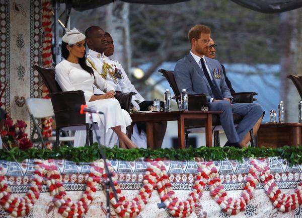 Herzogin Meghan trug ein Kleid des australischen Labels Zimmermann. Ihr Hut stammt von Stephen Jones, ihre Ohrringe sind ein Geschenk von Queen Elizabeth und ein Armband von Prinz Charles.