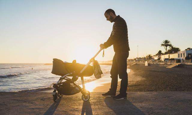 Mann mit Kinderwagen