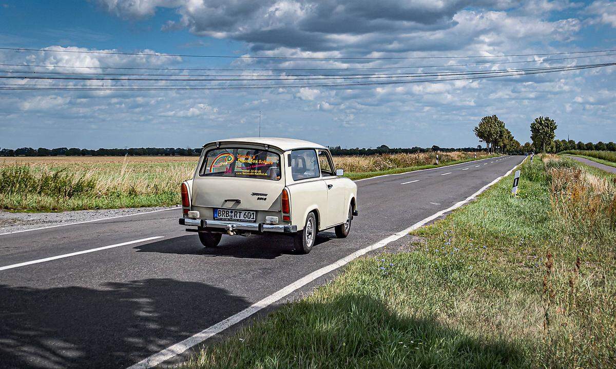 Zu guter Letzt, die wohl bekannteste Marke mit DDR-Vergangenheit. Der Trabant ist eine ab 1958 in der DDR im VEB Automobilwerk Zwickau, später VEB Sachsenring Automobilwerke Zwickau, gebaute Pkw-Baureihe. Der "Trabi" ermöglichte neben dem Wartburg die Massenmotorisierung in der DDR. Kein PKW wurde länger als der Trabant mit Zweitaktmotor gebaut (bis 1990). Der Trabant P 601 wurde 1989/1990 zu einem Symbol der Wiedervereinigung Deutschlands. Ähnlich wie der VW Käfer entwickelte sich der oft liebevoll „Trabi“ oder „Trabbi“ genannte Wagen zu einem Kultfahrzeug.