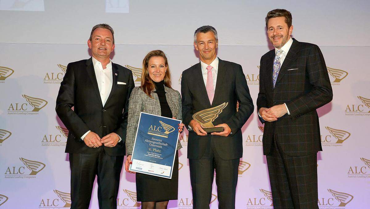 Auszeichnung 2. Platz Kategorie International für Siemens Österreich (v. l.): A1-CEO Marcus Grausam, Siemens-Kommunikations-Managerin Katharina Swoboda, Siemens-CFO Wolfgang Wrumnig und WKÖ-Präsident Harald Mahrer.