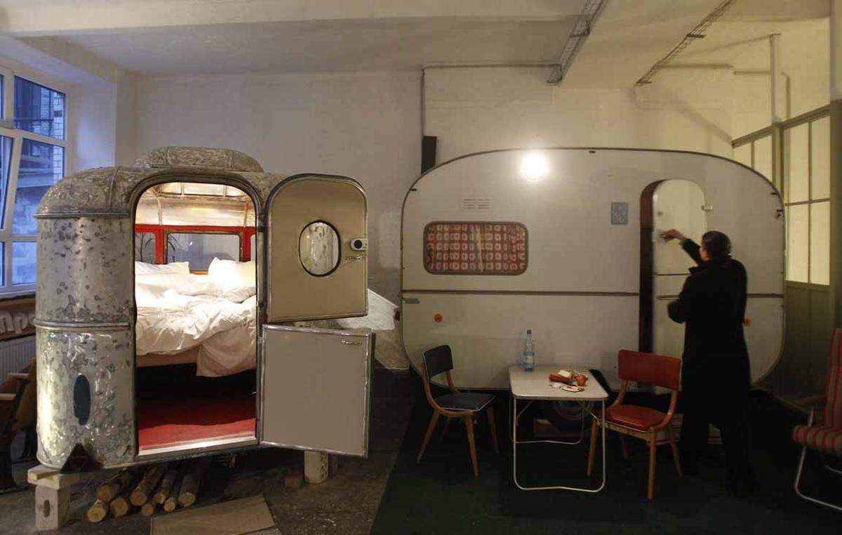 Auf dem Gelände einer ehemaligen Staubsaugerfabrik im Berliner Stadtteil Neukölln findet sich das Indoor Campinghotel Hüttenpalast. Übernachten kann man hier in Wohnwägen, Hütten oder Zimmern.
