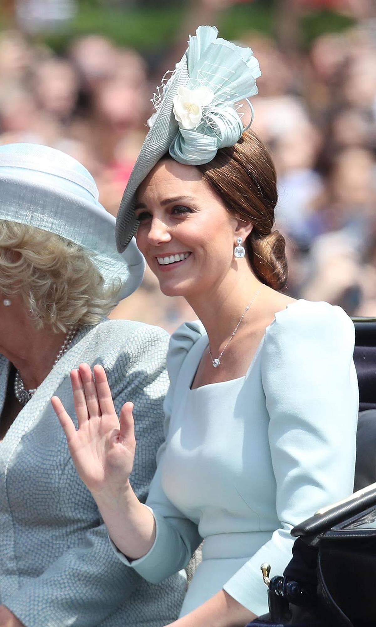 Winke, winke: Zur Militärparade „Trooping the Colour“ durfte es mal wieder Alexander McQueen für die Herzogin sein. Diesmal in einer eisblauen Ausführung. Der kunstvolle Hut stammt von Designerin Juliette Botterill.