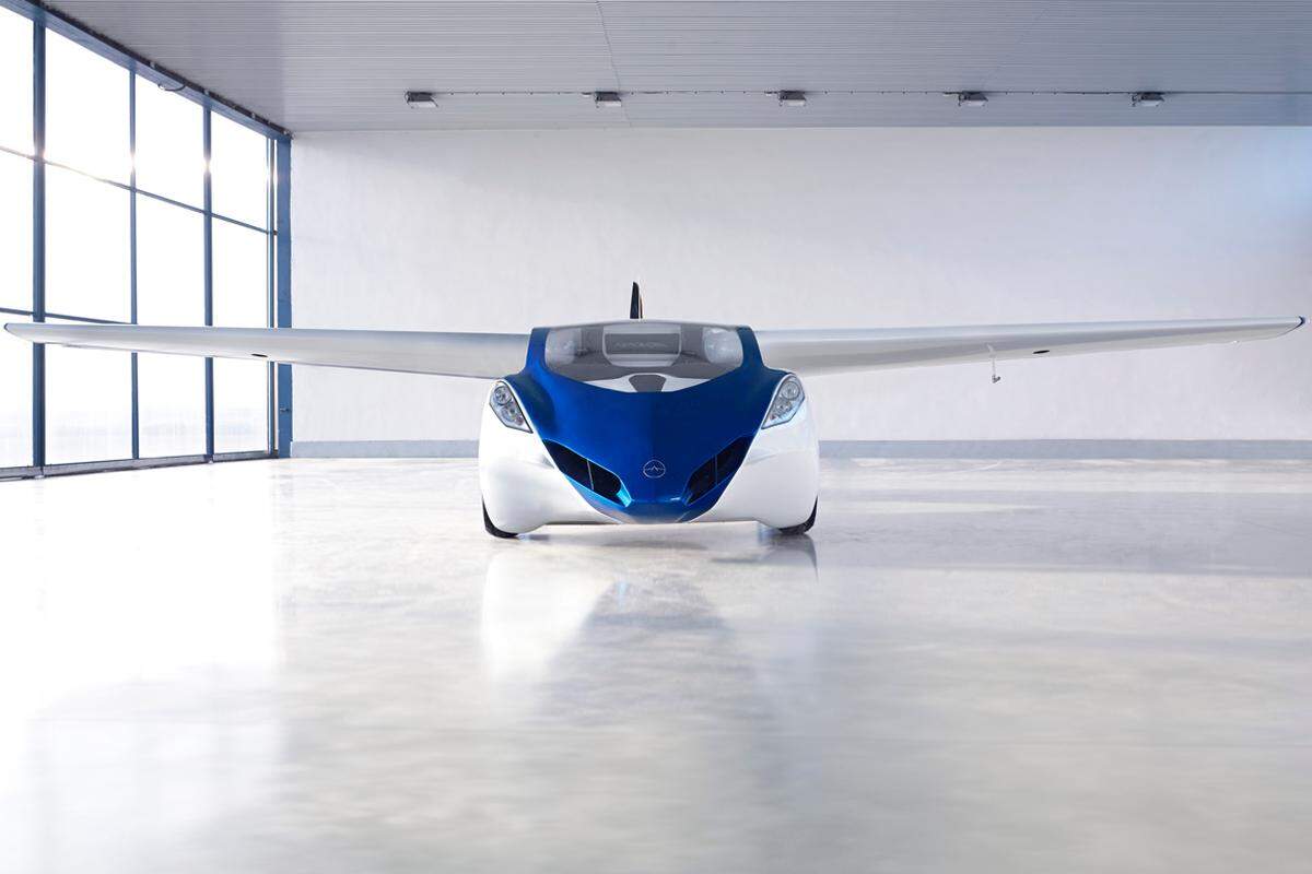 Vaculik sieht gleich einige Probleme, für die Aeromobil die perfekte Lösung sei. Staus zum Beispiel ließen sich so ganz einfach vermeiden, meint er. Vorausgesetzt man hat seitlich ausreichend Platz, um seine Flügel auszufahren (8,2 Meter!) und vor sich genug Asphalt, um auf 130 km/h zu beschleunigen und abzuheben.