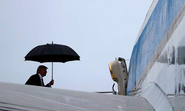 Donald Trump besteigt die Air Force One am Nashville International Airport.