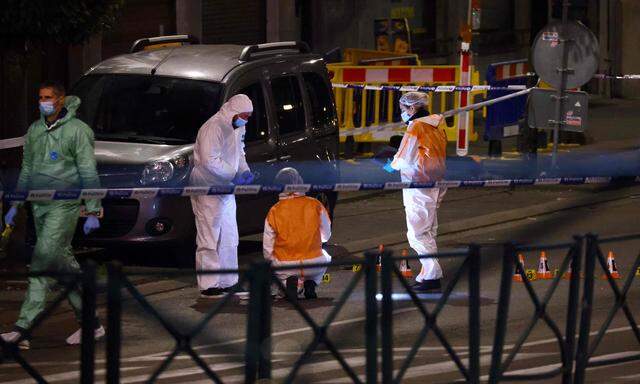 Forensiker am Tatort in Brüssel - wo am Montagabend ein radikaler Islamist mit einer Kalaschnikow das Feuer auf zwei schwedische Fans eröffnet hatte.