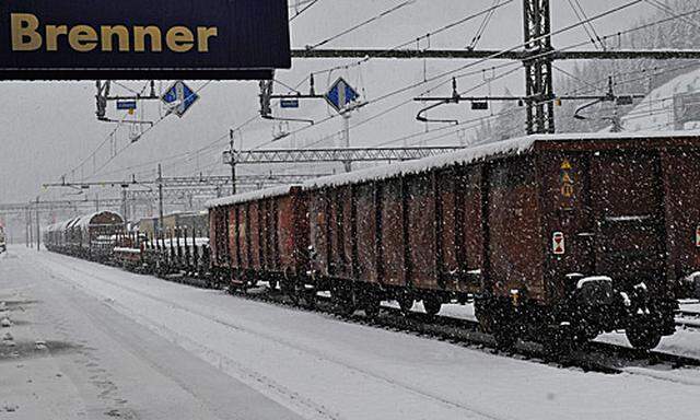 Wintereinbruch Mehrere Bahnstrecken gesperrt