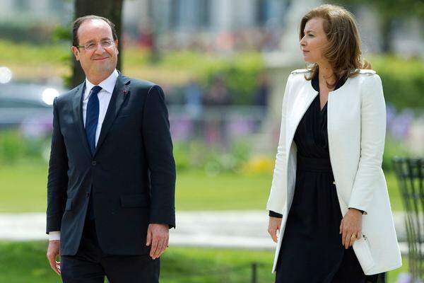 Nach Hollandes Wahlsieg im Mai 2012 zog Trierweiler als Première Dame in den Elysée-Palast. Dass das Paar nicht verheiratet war, nahmen die Franzosen gelassen zur Kenntnis.
