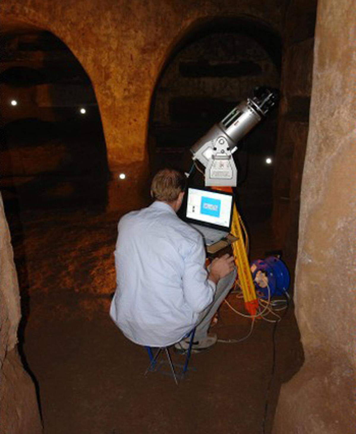 2006 begannen die Arbeiten. Mit Laserscannern tasteten die Forscher einzeln die Räume der riesigen Katakombe ab. Der Scanner orientiert sich an Reflektorpunkten und erzeugt ein 360-Grad-Panorama. Eine Digitalkamera fotografiert gleichzeitig die Wandgemälde.