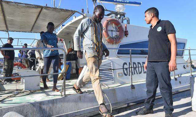 Die tunesische Küstenwache mit afrikanischen Migranten im Hafen der Stadt Sfax.