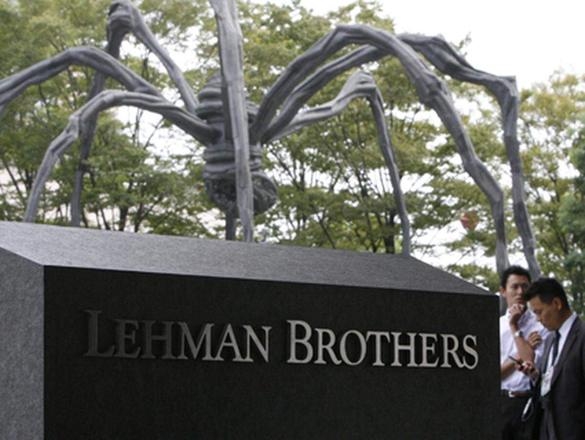 Die einst viertgrößte US-Investmentbank musste Mitte September Insolvenz anmelden. Diese Pleite, die die US-Regierung als Signal nicht verhindern wollte, gilt als Stein, der die derzeitige Finanzkrise ins Rollen brachte. Die britische Barclays übernahm die Bankgeschäfte für läppische 176 Millionen Euro. Die Schulden von Lehman betragen rund 440 Milliarden Euro, an der Börse ist Lehman weniger als drei Milliarden wert.
