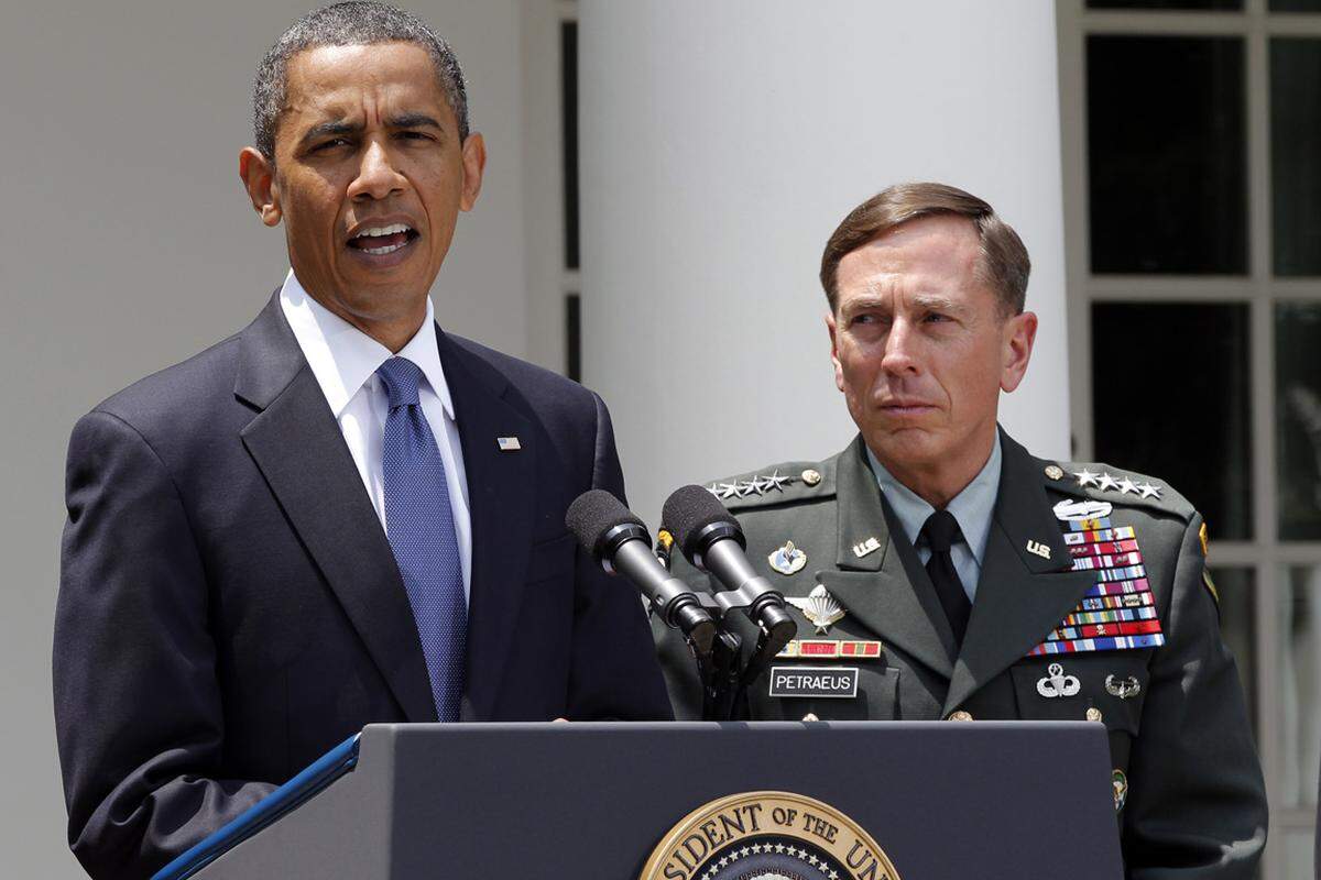 Der US-Präsident nahm das Rücktrittsgesuch an, lobte Petraeus aber zugleich als "einen der herausragendsten Generäle seiner Generation". Er habe als CIA-Chef mit "intellektueller Präzision, Hingabe und Patriotismus brilliert". Mit Hingabe widmete er sich zuletzt auch seiner Biografin - ein Engagement, das ihm zum Verhängnis wurde.