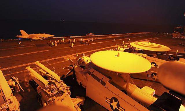 Ein F/A-18C Hornet-Kampfjet bereitet sich auf dem US-Flugzeugträger USS George H.W. Bush für den Angriff auf IS-Ziele vor.