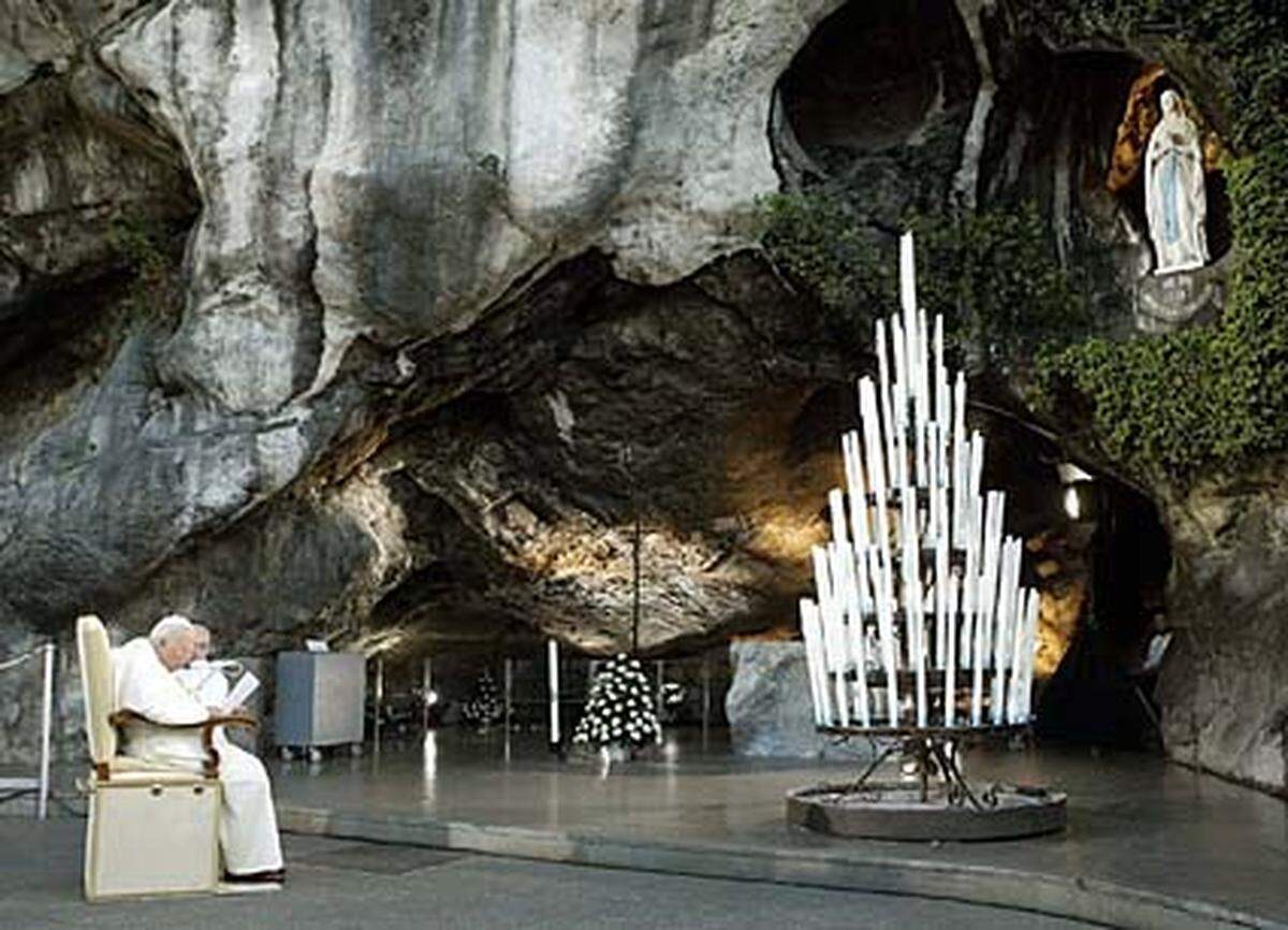 Einer der berühmtesten Orte einer Epiphanie, also Erscheinung, ist die Grotte von Lourdes in Frankreich. Im Jahr 1858, also vor 150 Jahren, soll dem Mädchen Bernadette Soubirous die Jungfrau Maria erschienen sein. Papst Johannes Paul II. besuchte die Grotte im Jahr 2004.