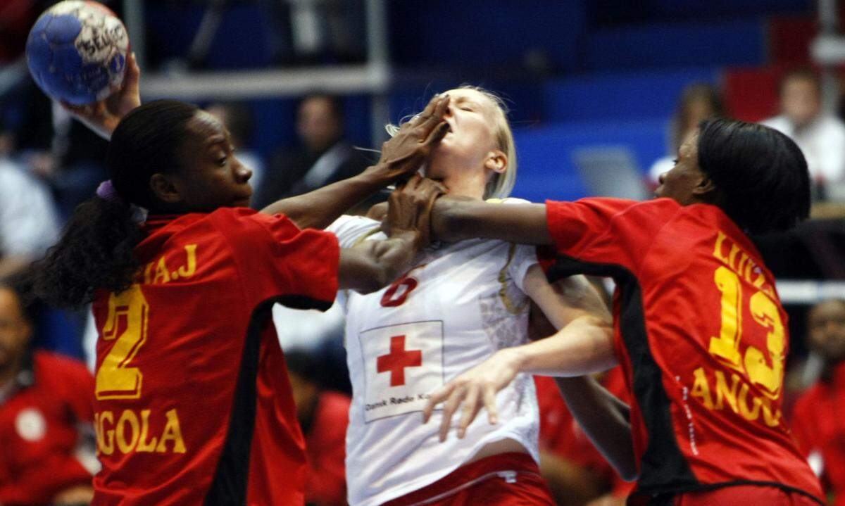 Frauen-Handball ist der doch der brutalste Sport. Mette Sjoberg wurde von Maria Teresa Eduardo und Luisa Kiala gestoppt.