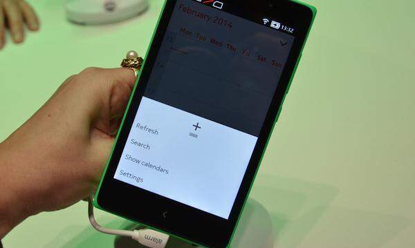 Kontextmenüs öffnet man auf den X-Geräten ähnlich wie bei Windows Phone, indem von unten über den Bildschirm gewischt wird.