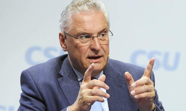 Joachim HERRMANN CSU Innenminister Bayern Gestik beim Fachkongress Migration und Fluechtlinge in