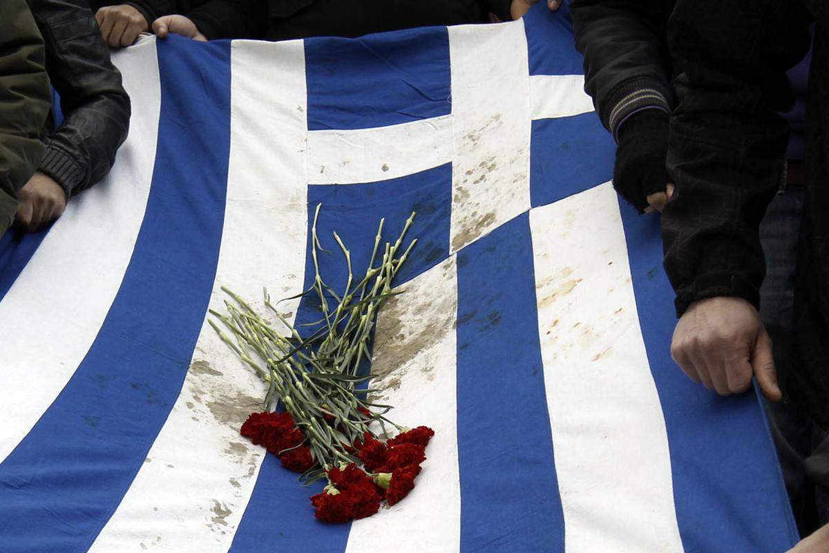 Traditionell hat Griechenland die niedrigste Selbstmordrate in Europa. Innerhalb eines Jahres ist diese aber nun um 40 Prozent gestiegen.Viele Selbstmörder sind Familienväter, die aufgrund der Krise nicht mehr genug Geld verdienen, um Frau und Kinder versorgen zu können.