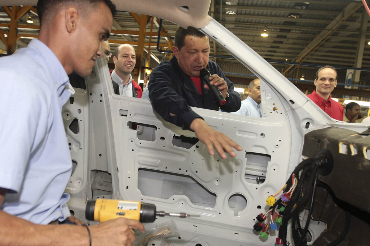 In Venezuela, wie könnte es anders sein, hat das Auto eine explizite ideologische Mission: Die Vehikel, die aus der staaatlichen "Venirauto"-Fabrik rollen, sollen die Venezolaner vom "Joch des Kapitalismus" befreien (Zitat Präsident Hugo Chavez). Welches Modell der "Presidente" fährt, ist nicht bekannt.