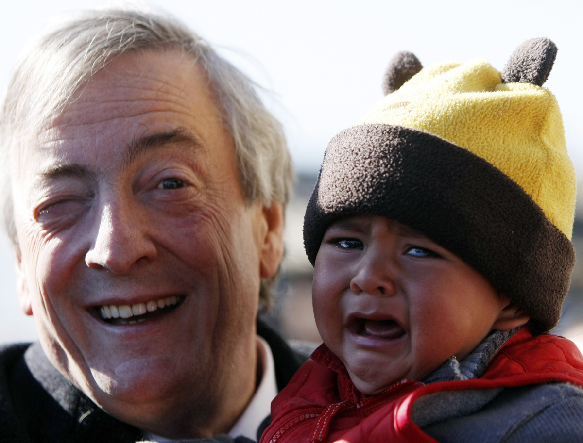 Dass die Küsserei nicht immer zur Freude der Kleinen abläuft, versteht sich von selbst. Argentiniens Ex-Präsident Nestor Kirchner macht noch gute Mine zum bösen Spiel.