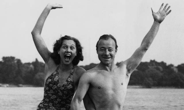 Wellenreiten auf dem Wannsee: Heinz Rühmann und seine zweite Ehefrau Hertha Feiler 1939