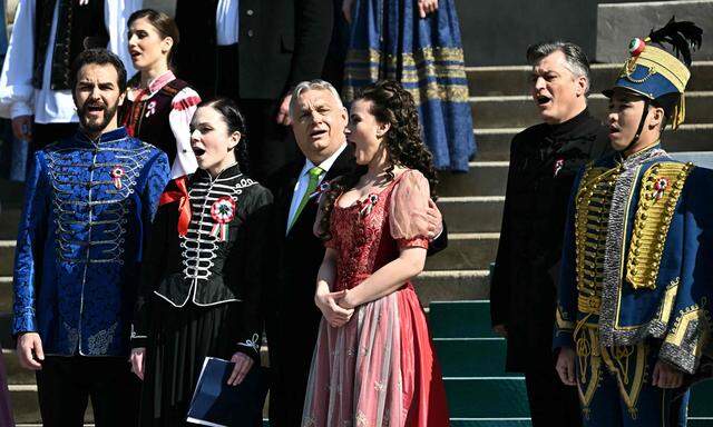 Der ungarische Premierminister mit Sängern am Nationalfeiertag.