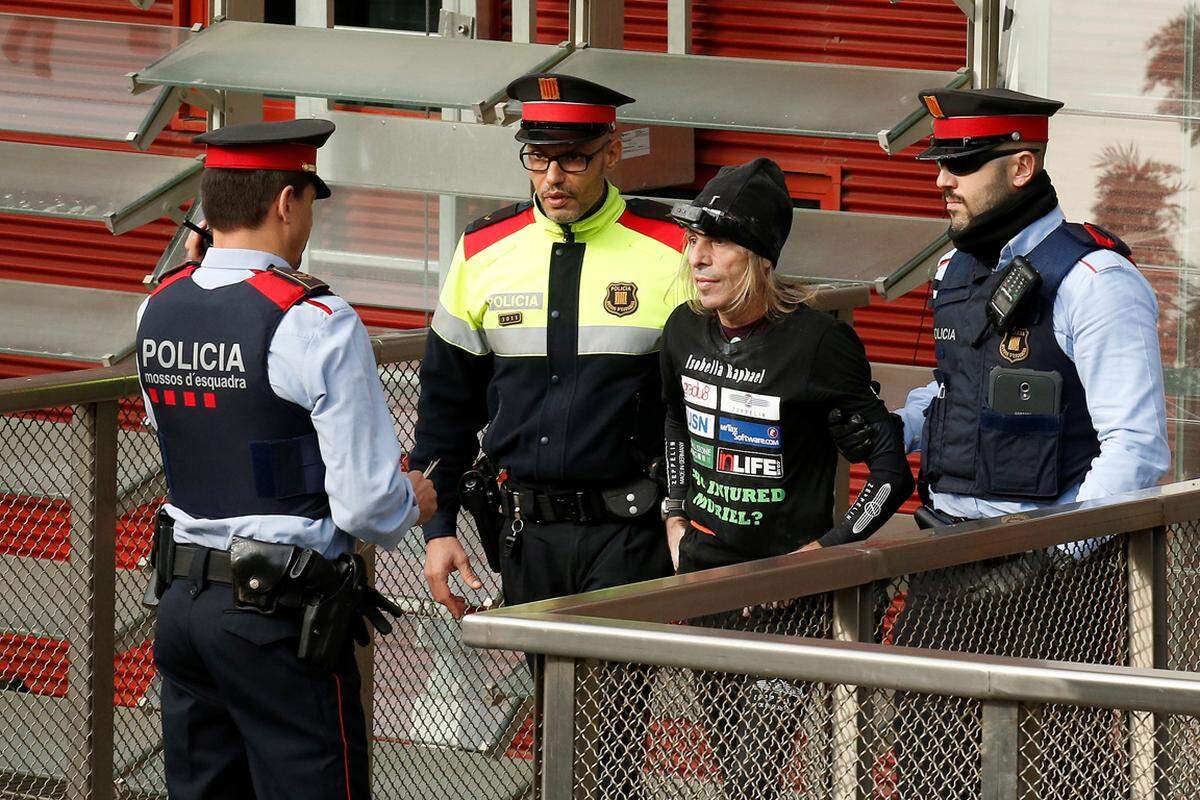 Auch die Polizei von Barcelona war nicht von der Aktion des Kletterprofis begeistert. Alain Robert schaffte es aber zum dritten Mal auf den Agbar Tower.