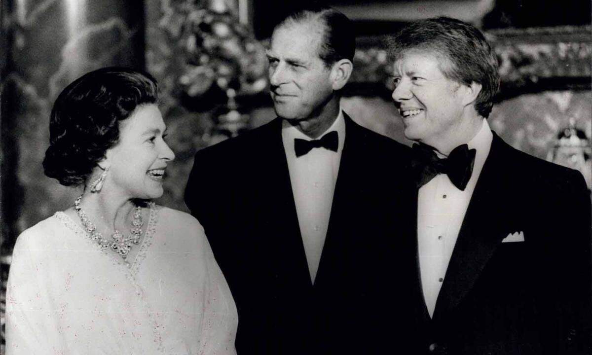 Jimmy Carter kam 1977 nach London. Er sorgte für einen regelrechten Skandal, als er die Mutter von Elizabeth II., Queen Mum, zur Begrüßung auf den Mund küsste. Die versuchte vergeblich auszuweichen und soll sich später empört haben: "Das hat niemand gemacht, seit mein Mann tot ist."