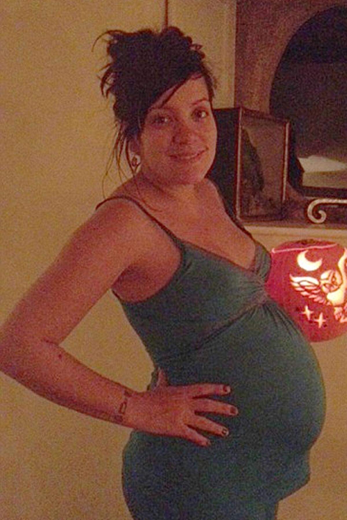Die britische Sängerin Lily Allen hat nach zwei Fehlgeburten am 25. November ihr erstes Kind, ein Mädchen, zur Welt gebracht. Auf ihrem Twitter-Account findet man ein Bilder der Kleinen - allerdings vor der Geburt.