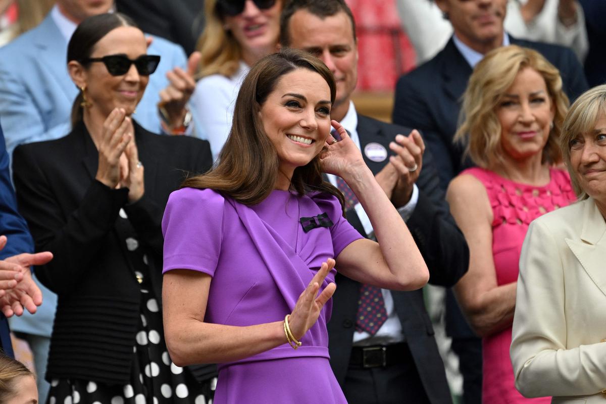 14. Juli. Die britische Prinzessin Catherine von Wales besuchte das Finale der Wimbledon Championships 2024. Öffentliche Auftritte von  Prinzessin Kate sind seit ihrer Krebsdiagnose selten. Das Publikum begrüßte sie mit Jubelrufen und Applaus.