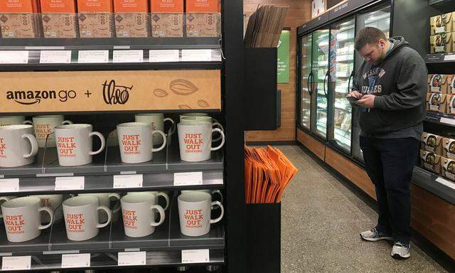 Amazon Go heißt der neue Supermarkt des Onlinehändlers, der am Montag in Seattle eröffnet hat. Kassen sucht man vergeblich. Die Waren werden von Kameras und Sensoren erfasst und direkt vom Amazon-Konto abgebucht.