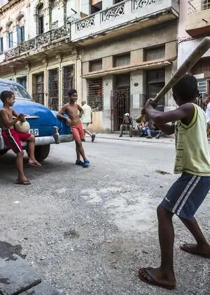 Kinder spielen auf der Straße in Havanna Baseball. Das Leben der Menschen auf Kuba wird immer beschwerlicher.