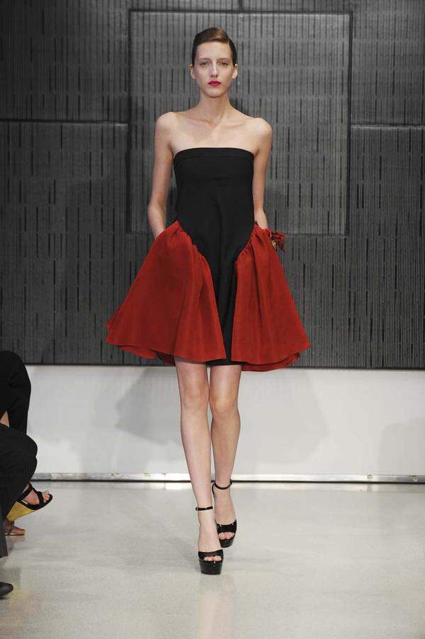 Kleid mit roten Akzenten von Yves Saint Laurent.