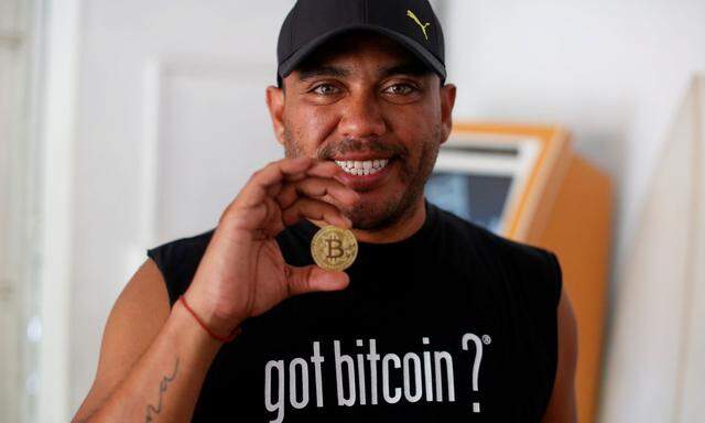 Bitcoin-Fan Carlos Bonilla freut sich, dass Bitcoin nun offizielles Zahlungsmittel in El Salvador ist.