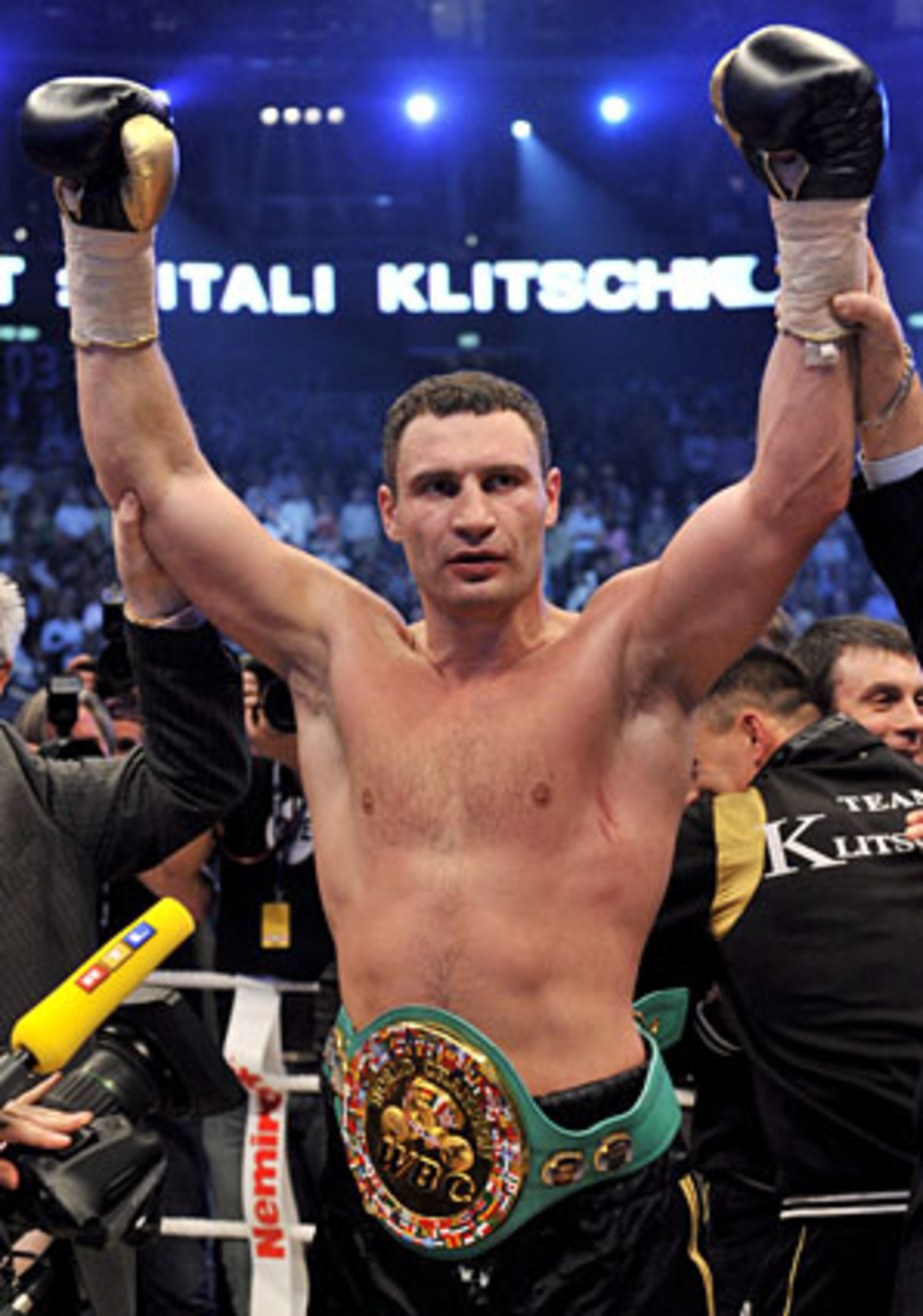 2004 war der Ukrainer als Box-Weltmeister nach WBC-Version ganz oben. Eineinhalb Jahre und viele Verletzungen später, beendete Klitschko seine Karriere. Im Oktober 2008 kehrte "Dr. Eisenfaust" in den Ring zurück und holte sich in einem höchst einseitigen Kampf gegen den Nigerianer Samuel Peter seinen Gürtel zurück.