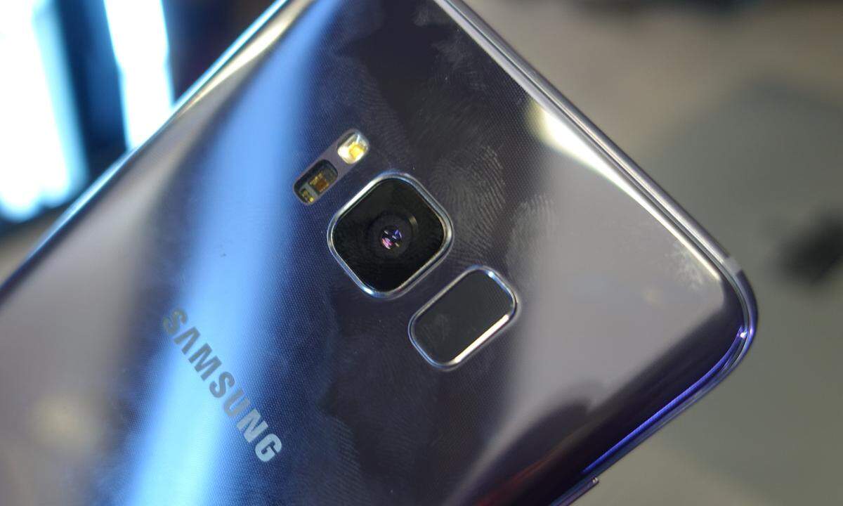 Schon beim ersten Angreifen wird klar, dass Samsung hier ein hochwertiges Gerät auf den Markt wirft. Die technische Ausstattung ist aktuelle Hardware, die sich im Vergleich zur Konkurrenz an die Spitze setzt.
