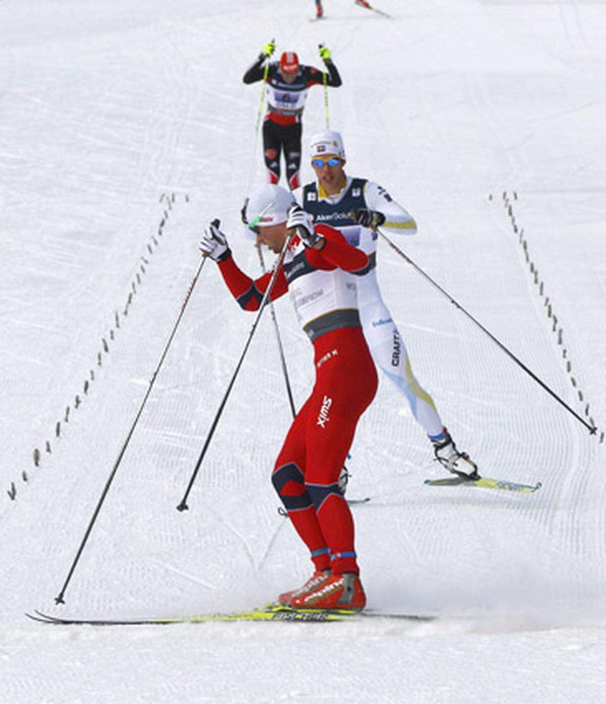 So gut er sportlich in der Loipe ist, so unsportlich war die Aktion am Ende der 4x10-km-Staffel. Northug bremste im Finish vor dem Schweden Marcus Hellner demonstrativ mit einem Pflug vor der Ziellinie ab, wartete ein bisschen, bis dieser näher kam, und überschritt dann die Linie. Das war Verhöhnung des Gegners und hätte sich auch eine Geldstrafe verdient