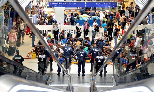 An den Bahnhöfen (im Bild jener von Salzburg) warteten Flüchtlinge im September 2015 auf Züge nach Deutschland. 