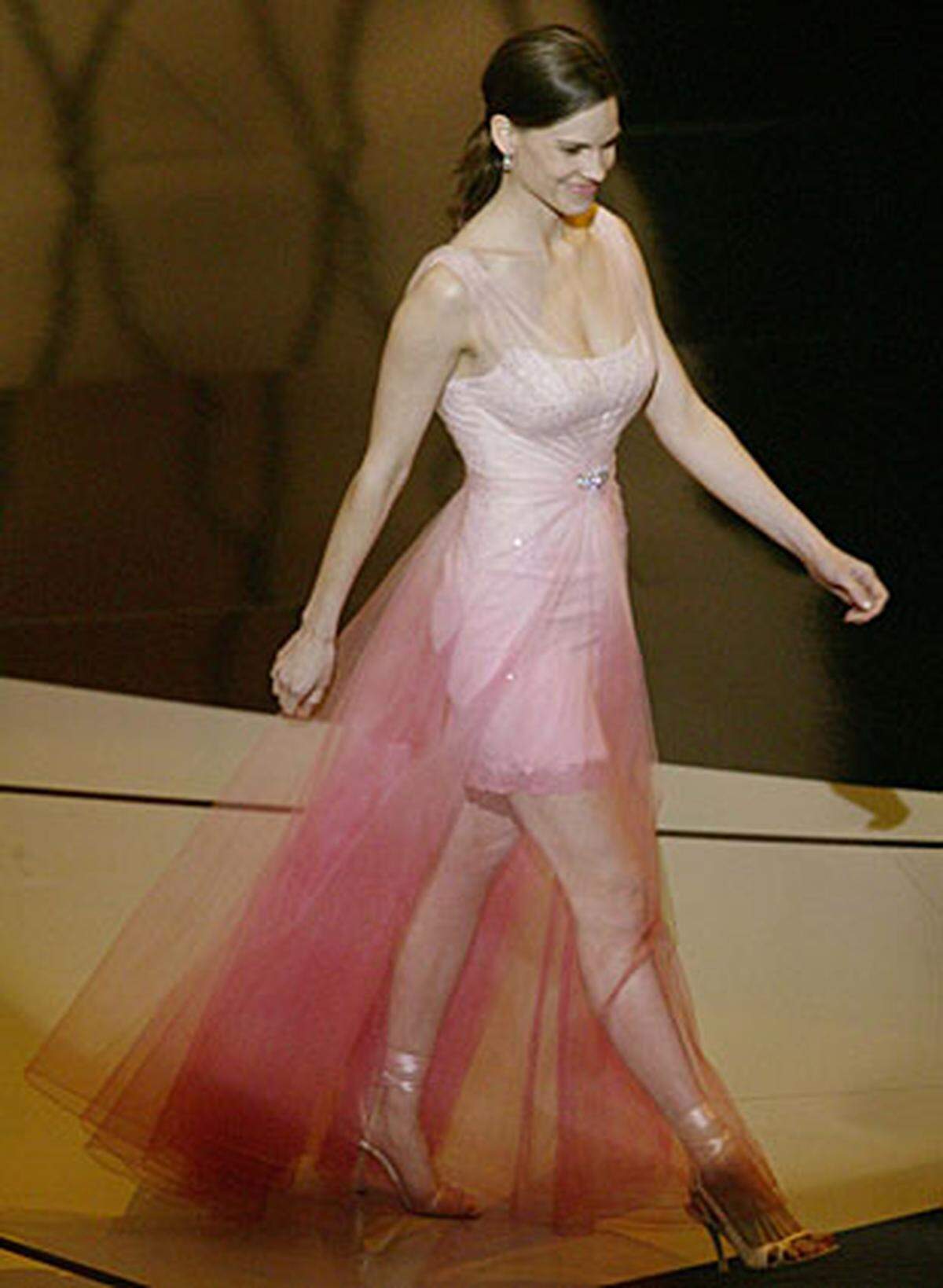 Eine Lektion in Sachen Abendgarderobe für die zweifach Oscar-prämierte Hilary Swank: Die Kleider müssen lang sein. Und transparenter Stoff gilt nicht (siehe Cher).
