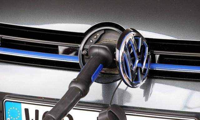 Volkswagenwerk Zwickau An einer Elektrotankstelle steht am 21 05 2015 ein VW Golf Hybrid auf dem Ge