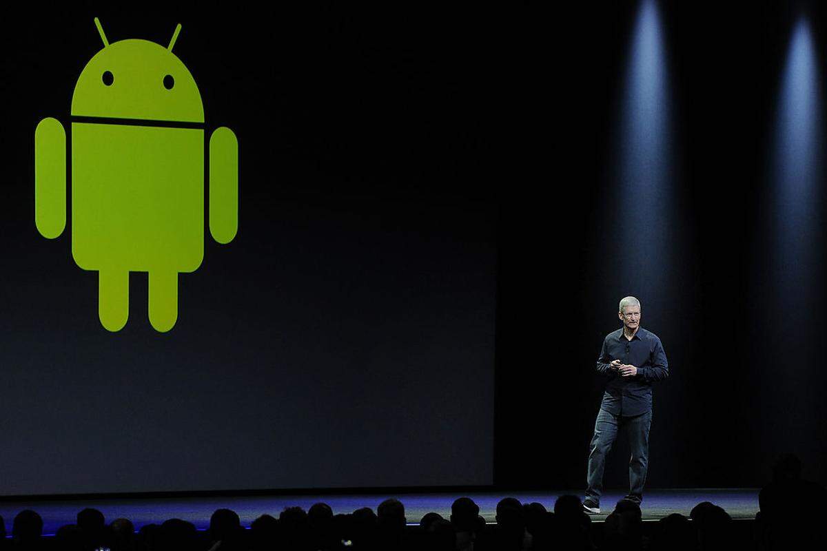 Apple-Chef Tim Cook (im Bild) zeigte sich ungewöhnlich angriffslustig mit Seitenhieben gegen das dominierende Smartphone-System Android von Google. Die Apple-Aktie verlor nach der Präsentation rund 1,5 Prozent.