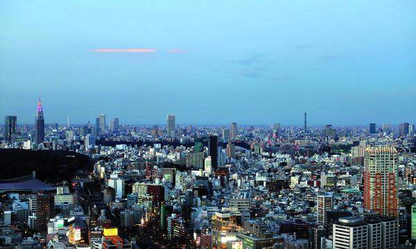 Aussicht auf die Stadt bietet etwa die Bar Bellovisto im 40. Stock des Cerulean Tower. Die Preise sind etwas gehoben, dafür ist die Liftfahrt inklusive. Ganz in der Nähe ist die berühmte Riesenkreuzung Shibuya Crossing - nicht versäumen!