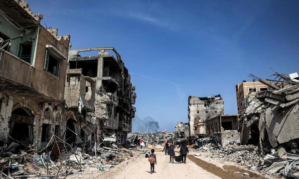 Menschen kehren in die Stadt Khan Yunis im Süden des Gazastreifens zurück. Am Montag führte Israel dort einen erneuten Schlag gegen die Hamas durch. Nun könnten auch Operationen in der Stadt Rafah folgen.