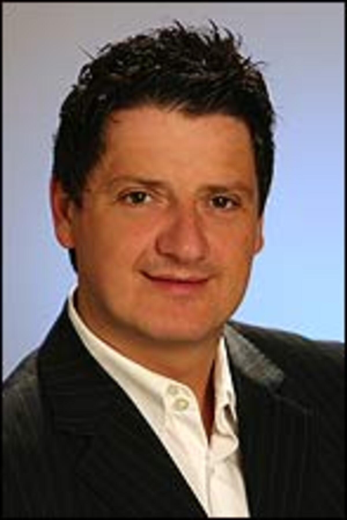 Die Damenschuh-Erfolgsmarke Tamaris bekommt ein neues Gesicht: Der Grazer Alfred Pusswald wurde vor kurzem als neuer Geschäftsführer an die Spitze der Österreich-Tochter des großen deutschen Schuhherstellers berufen. Der 38jährige Branchenprofi folgt damit Andreas Kornberger nach.