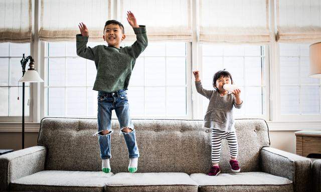 Kinder können noch ganz unbeschwert glücklich sein. Sie grübeln auch nicht darüber, ob Glück vom Einkommen oder von sozialer Gleichheit abhängt – oder ob wir mit beidem auf der falschen Fährte sind.