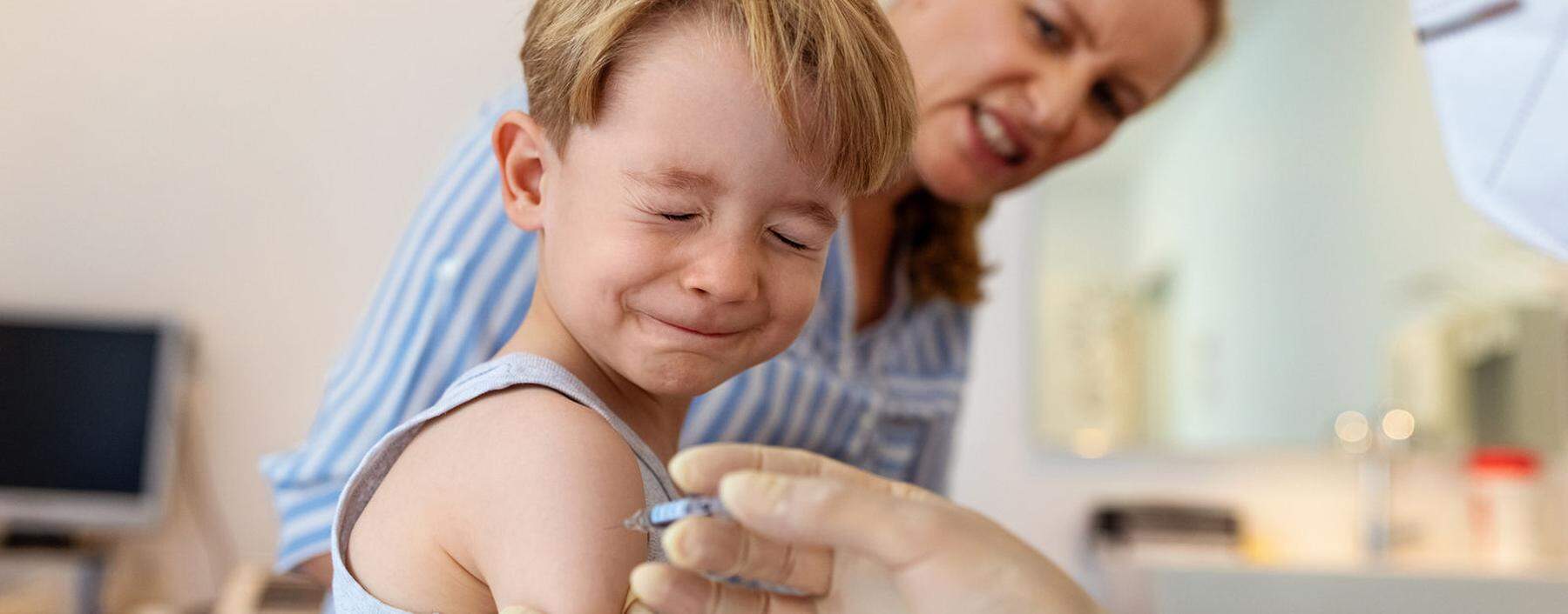 Ein kurzer Pikser: Die Corona-Impfung für kleine Kinder wird es noch länger nicht geben.