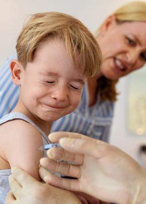 Ein kurzer Pikser: Die Corona-Impfung für kleine Kinder wird es noch länger nicht geben.
