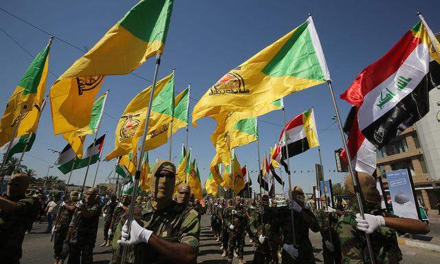 Aufmarsch der Hisbollah-Brigaden in Iraks Hauptstadt Bagdad. Stützpunkte der Miliz wurden nun von den USA bombardiert.