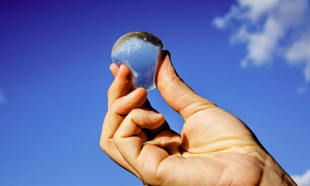 Die Blase kann entweder aufgebissen oder im Ganzen geschluckt werden. Die Erfinder garantieren einen neutralen Geschmack. In die mundgerechten Portionen (20 ml, 55 ml, 150 ml) kann man aber nicht nur Wasser einfüllen.